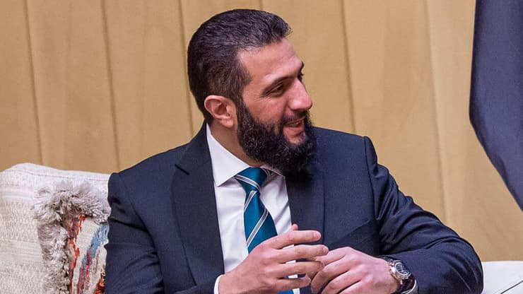 אל-ג'ולאני "מעוניין" להצטרף להסכמי אברהם, גורם ביטחוני סבור כי מדובר ב"הונאה" (צילום: AFP PHOTO / Syria's Transitional Government) נשיא סוריה אבו מוחמד אל-ג'ולאני עם מוחמד בן סלמאן ב סעודיה