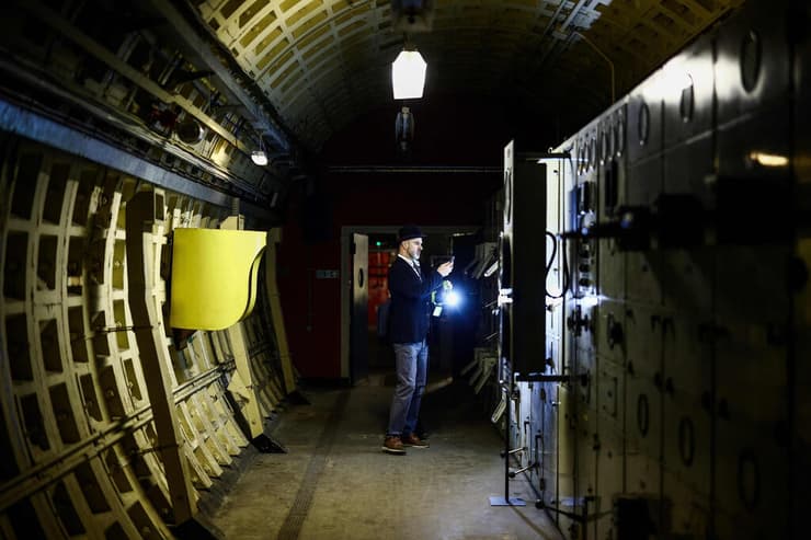 איש תקשורת במהלך סיור עיתונאים במקום (צילום: AFP) מנהרות לונדון