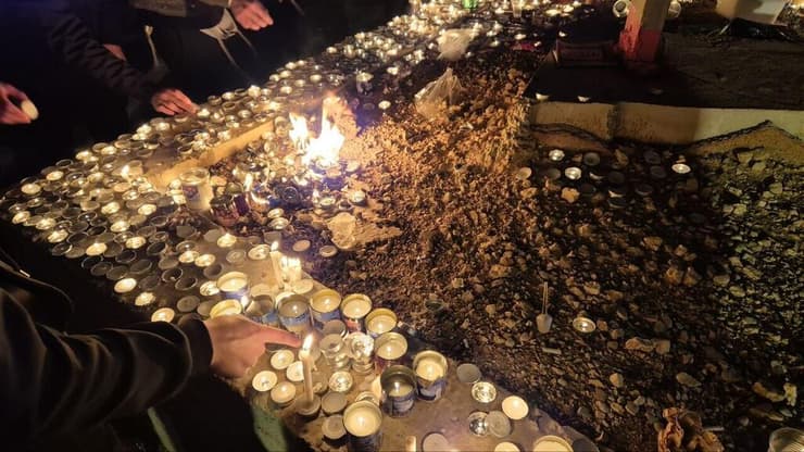 נרות שהודלקו במתחם