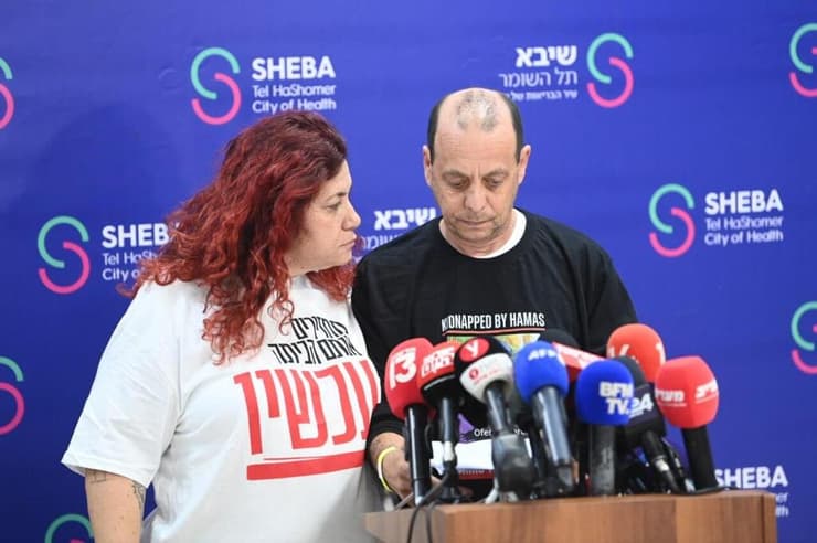 ניסן קלדרון לצד אשתו שרון. הפציר בממשלה להמשיך לשלב הבא בעסקה (צילום: יאיר שגיא )  הצהרת משפחתו של עופר קלדרון מבית החולים שיבא