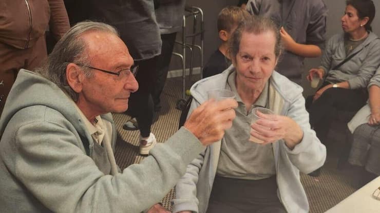 קבלת פנים מרגשת לכוכי ודוד קלדרון, ההורים של עופר קלדרון שמפונים משלומי, בבית המלון דן בירושלים