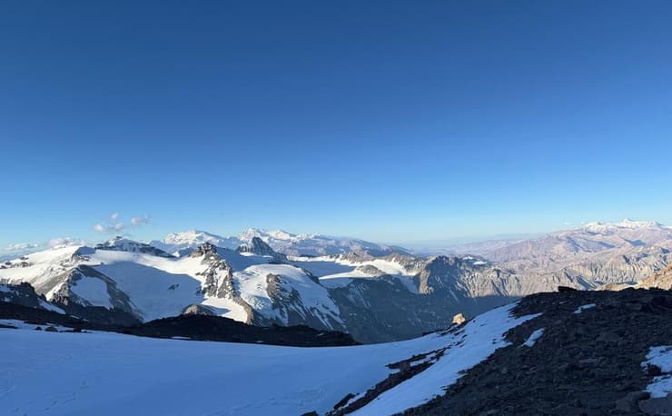 הרי האינדים מתחתינו