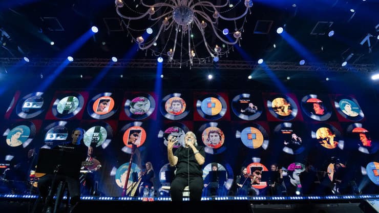 על כל שיר גדול שהוא מגיש, אתה מגלה שיש לו לפחות עוד אחד שנשאר בחוץ. בעז שרעבי בהופעה באקספו (צילום: עידן סוראני) בעז שרעבי בהופעה באקספו