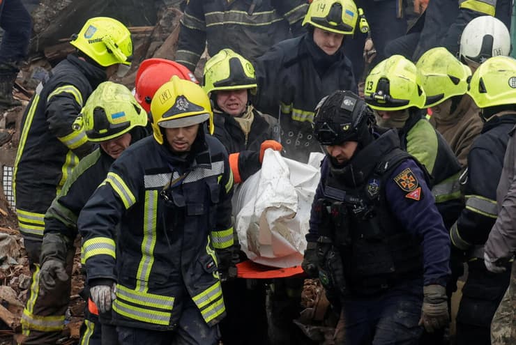 צילום:REUTERS/Sofiia Gatilova בניין מגורים שנפגע מטיל רוסי בעיר פולטבה ב אוקראינה