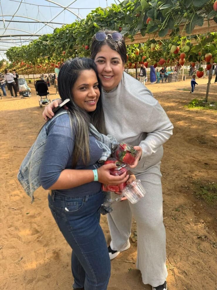 התמונה האחרונה של שחף ז"ל עם החברה הטובה נוי בקטיף התותים בעוטף