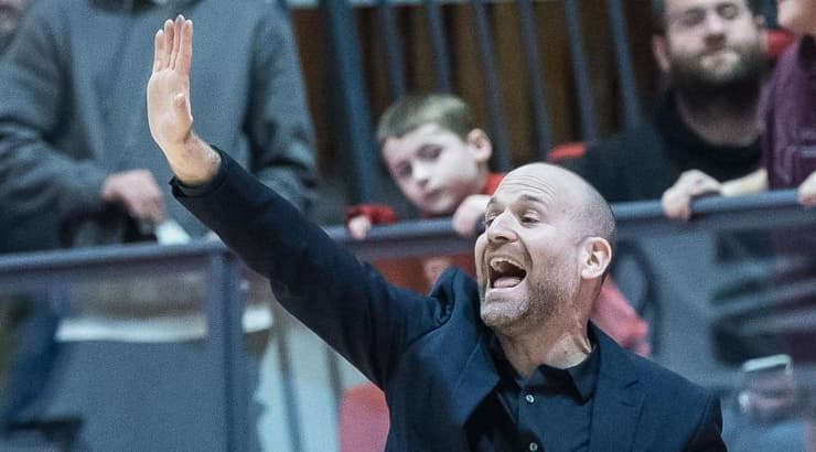 עמית שרף מכווין את שחקניו