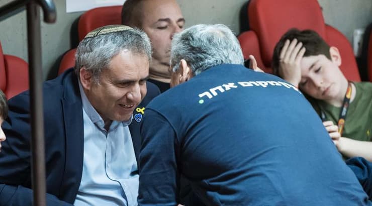 חבר הכנסת יצחק קרויזר צופה במשחק