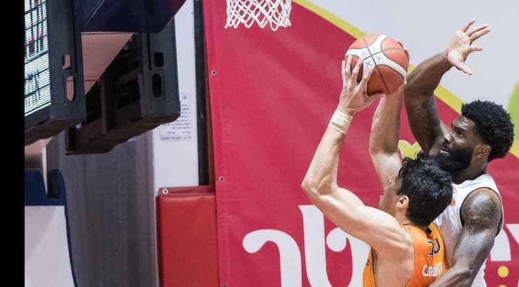 איתי שגב עולה לסל מול לאנרד פרימן