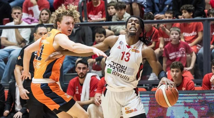 ראיין טוראל שומר על מרקוס קאר