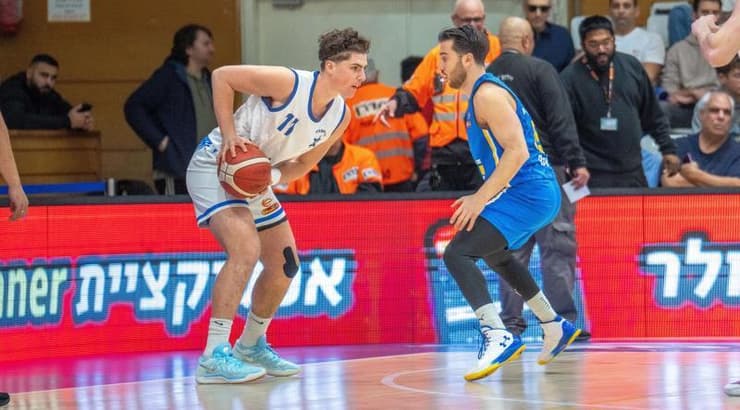 אדם אריאל מול תמיר בלאט (רועי כפיר)  אדם אריאל מול תמיר בלאט