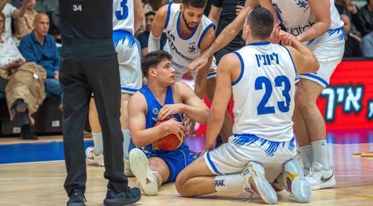 עומר מאייר על הפרקט (רועי כפיר)  עומר מאייר על הפרקט