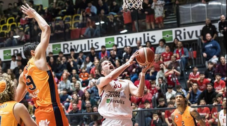 לוקאס גולדנברג עולה לסל