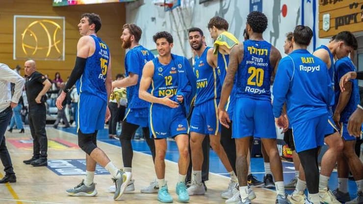 שחקני מכבי ת"א חוגגים בזיסמן, אתמול