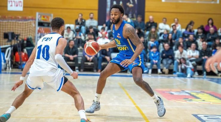 ליוואי רנדולף מול קנדל מקולום (רועי כפיר)  ליוואי רנדולף מול קנדל מקולום