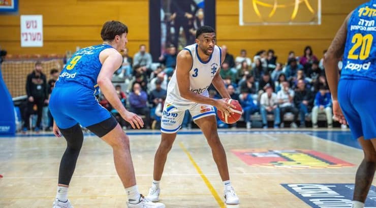 אמין סטיבנס מול רומן סורקין (רועי כפיר)  אמין סטיבנס מול רומן סורקין