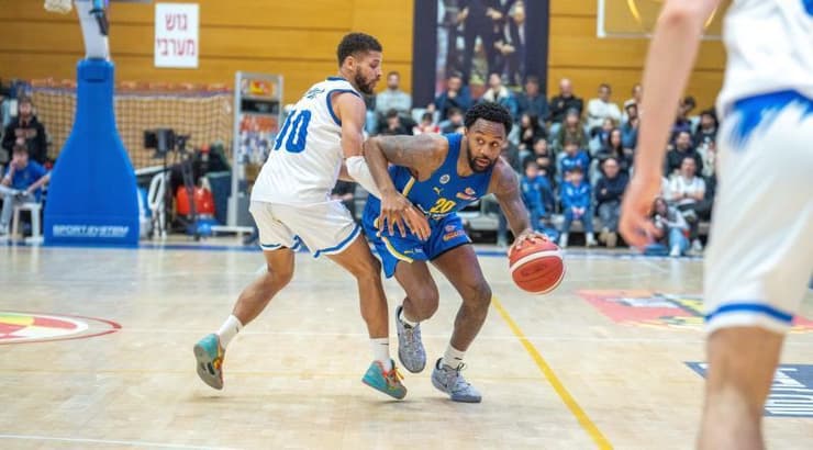 ליוואי רנדולף מול קנדל מקולום (רועי כפיר)  ליוואי רנדולף מול קנדל מקולום