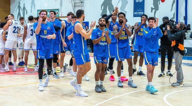 שחקני מכבי תל אביב חוגגים (רועי כפיר)  שחקני מכבי תל אביב חוגגים