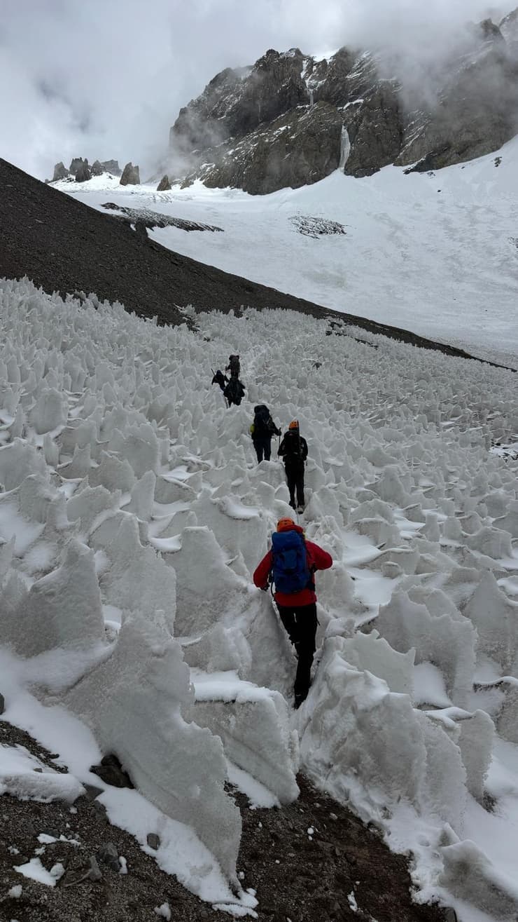 הולכים בין עמודי הקרח