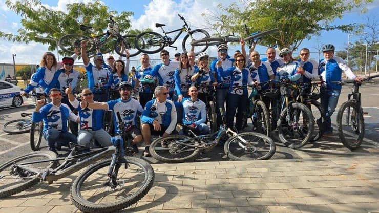 החברים של עופר קלדרון שבאו לקבל את פניו בעת שחרורו