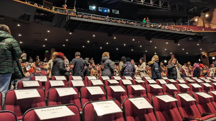 כיסאות ריקים בהקרנת "כל מה שנותר ממך", פסטיבל סאנדנס (צילום: אמיר בוגן) כיסאות ריקים בהקרנת "כל מה שנותר ממך", פסטיבל סאנדנס