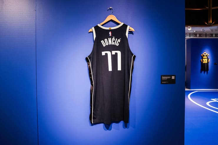 הגופייה הכחולה תתחלף בקרוב לצהובה-סגולה (צילום: Thibaud MORITZ / AFP) דונצ'יץ' ודייויס