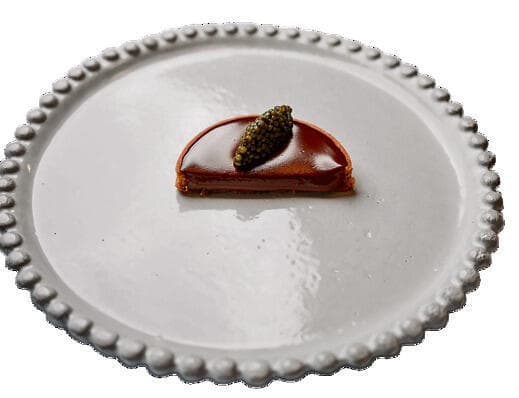 טארט שוקולד עם קוויאר שחור. זיכרון מחופשה ביוון yk14209751