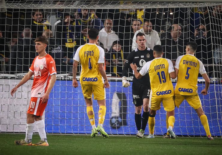 שחקני מכבי ת"א חוגגים עם סלוגה אחרי עצירת הפנדל (צילום: עוז מועלם) שחקני מכבי ת"א חוגגים עם סימון סלוגה אחרי עצירת הפנדל