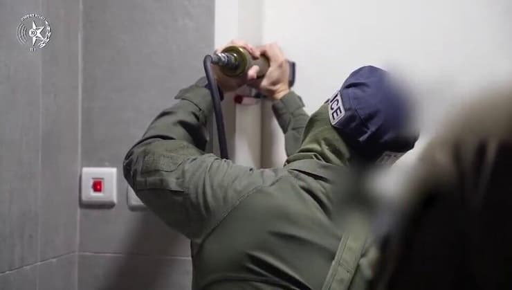 רגעי המעצר של חוליה ממגדל העמק שעסקה בהלוואות בריבית, סחיטת קורבנות, החזקת אמל"ח וסחר בסמים