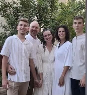 קרני ומשפחתה יחד עם אורי ז"ל. "כולנו נשים חזקות, עצמאיות ועובדות" (צילום: מתוך הווידאו) קרני ומשפחתה יחד עם אורי ז"ל