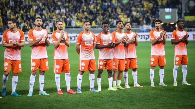 עלו בכתום בקריאה לשחרור החטופים. שחקני בית"ר (צילום: עוז מועלם) שחקני בית"ר