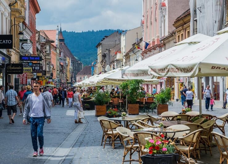 בתי קפה בבראשוב (צילום: shutterstock) בתי קפה בבראשוב