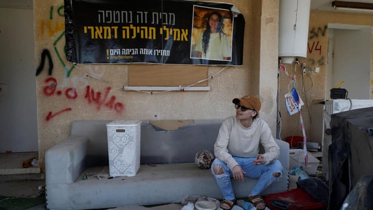 אמילי דמארי בביתה בכפר עזה