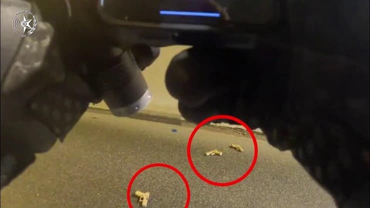 האקדחים זרוקים בכביש 6 (צילום: דוברות המשטרה ) מעצר החשוד שהחזיק באמצעי לחימה בלתי חוקיים ברכבו