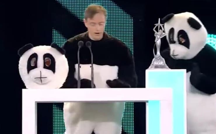 ראש ממשלת בלגיה לעתיד בארט דה ויבר מחופש ל פנדה