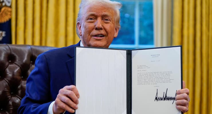 מציג צו שעליו חתם, 3 בפברואר