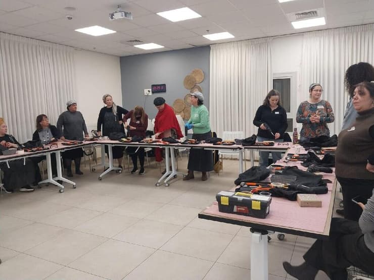 סדנת ה"הנדי-וומן" לאלמנות. צעד קטן אך משמעותי בדרך להעצמה ועצמאות (צילום: דוברות קרן "קובי מנדל") סדנת ה"הנדי-וומן" לאלמנות. צעד קטן אך משמעותי בדרך להעצמה ועצמאות