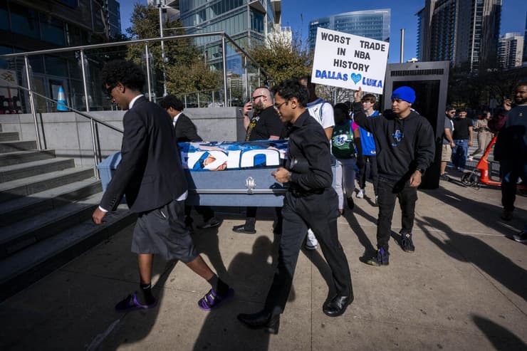 אוהדי דאלאס וארון הקבורה בהפגנה נגד בעלי המועדון