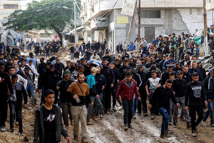 תושבים מתפנים בטול כרם (צילום: REUTERS/Mohammed Torokman) מבצע צבאי בטול כרם