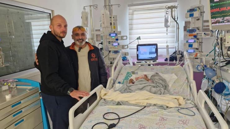 חיים אבני ליד מיטת התינוק לב ניקולין מקרית ביאליק