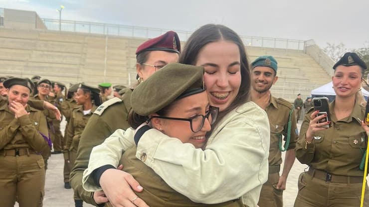 אגר ברגר מעניקה סרט סיום קורס לאחותה