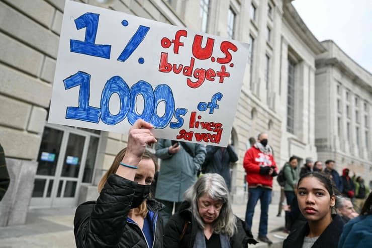 הפגנה נגד סגירת סוכנות הסיוע לפיתוח בינלאומי של ארה"ב סיוע הומניטרי זר USAID ב וושינגטון מחוץ למטה שלה