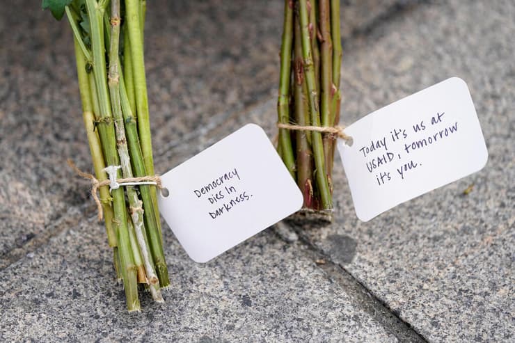 הפגנה נגד סגירת סוכנות הסיוע לפיתוח בינלאומי של ארה"ב סיוע הומניטרי זר USAID ב וושינגטון מחוץ למטה שלה