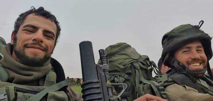 מימין צביקה לביא ז"ל ויואב צבעוני בשירות הצבאי 