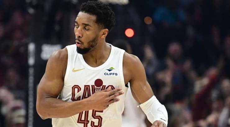 דונובן מיטשל חוגג