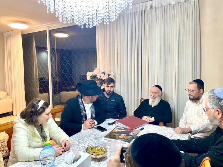 הרב יצחק זילברשטיין, העיתונאי ישראל כהן וקרוביו של סשה טרופנוב הרב זילברשטיין, העיתונאי ישראל כהן וקרוביו של סשה טרופנוב