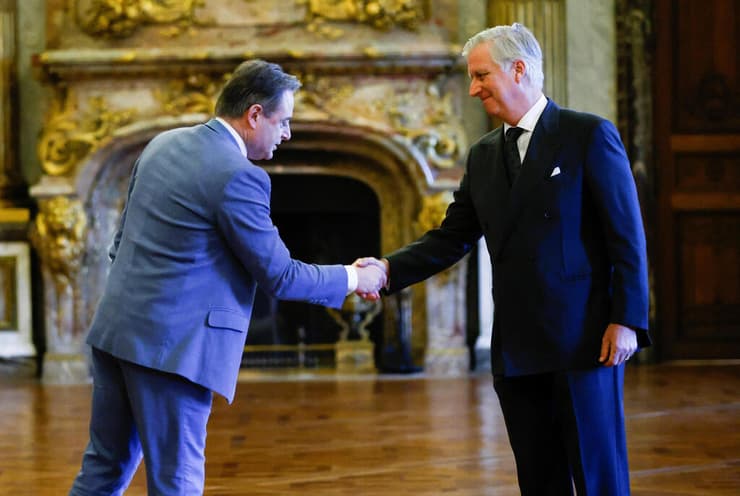 ראש ממשלת בלגיה ה חדש בארט דה ויבר עם המלך פיליפ