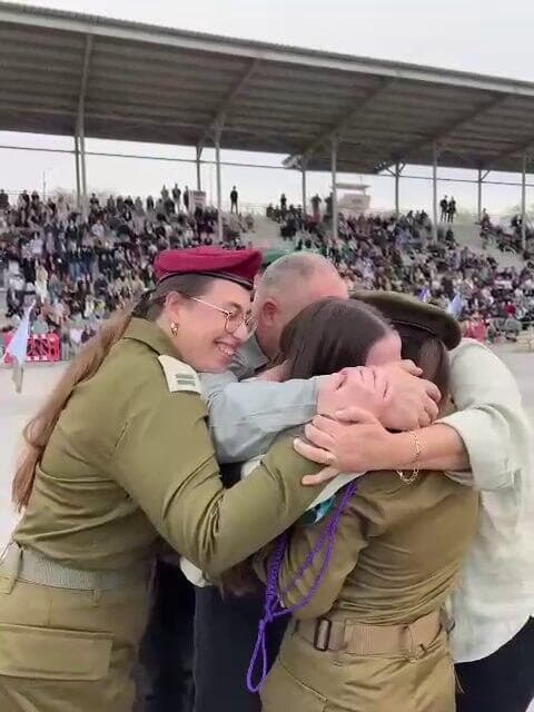 החיבוק המשפחתי בטקס. "עשינו את זה!" (צילום: דובר צה"ל ) אגר ברגר מעניקה סרט סיום קורס לאחותה