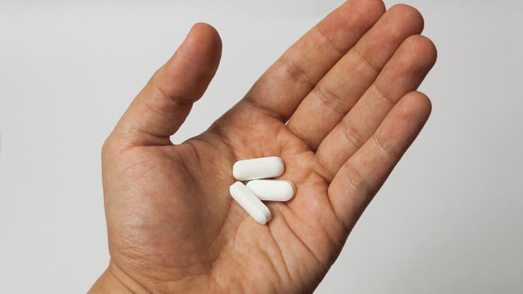 התרופה שכולנו מכירים – אבל לא באמת יודעים איך היא פועלת. פרצטמול (אקמול) בשימוש רפואי מאז שנות ה-50 (צילום: shutterstock) כדורים משככי כאבים