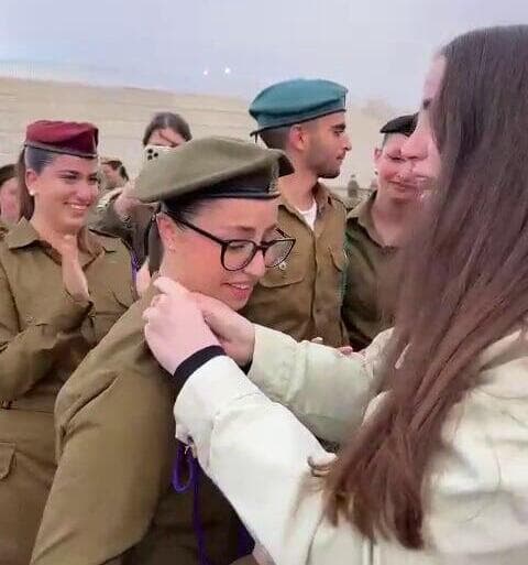 צילום: דובר צה"ל אגר ברגר מעניקה סרט סיום קורס לאחותה