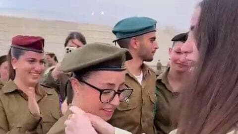 אגר ברגר מעניקה סרט סיום קורס לאחותה